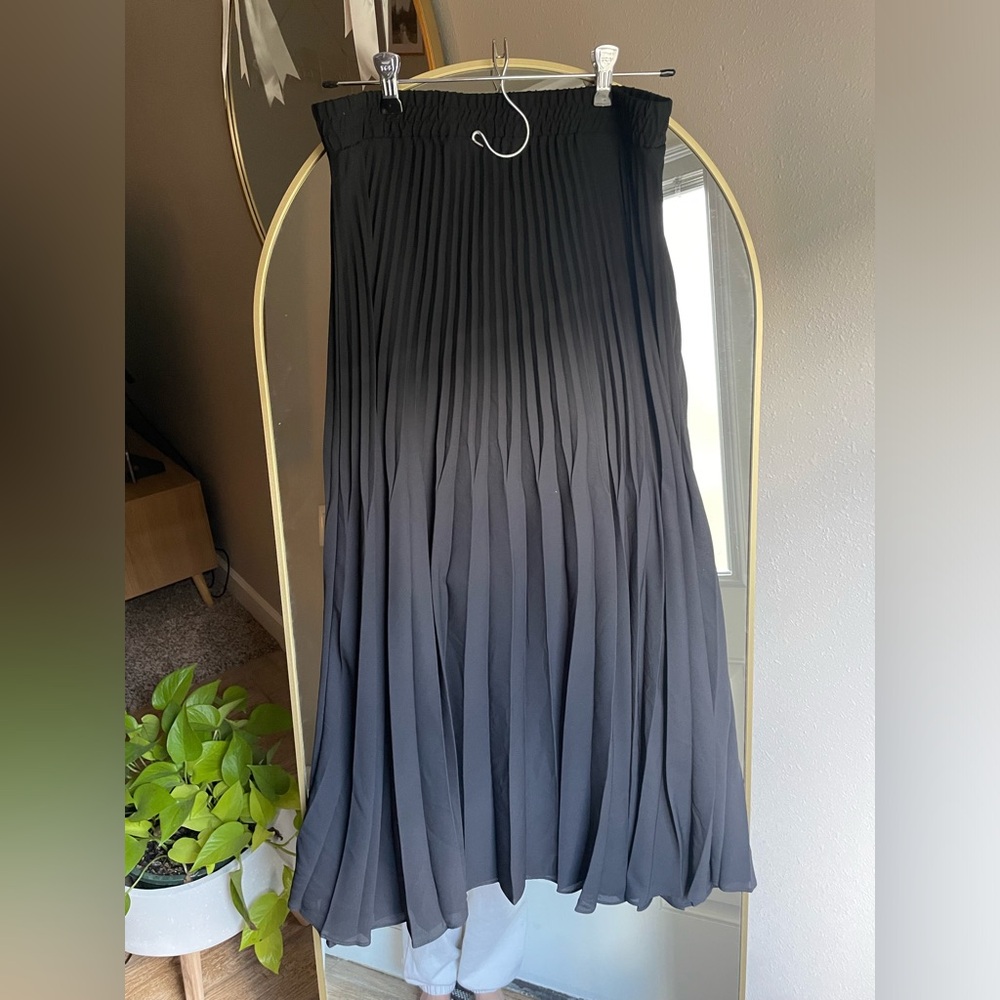MAX STUDIO black pleated skirt